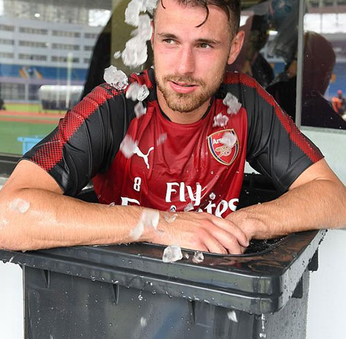 感受中國溫度！阿森納眾將集體鉆進垃圾桶